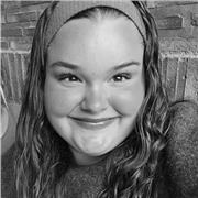 Profesora de apoyo escolar para niñxs de Educación Primaria, licenciada en el grado de Educación Primaria trilingüe